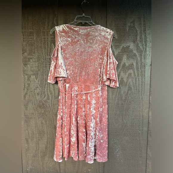 Never worn Francesca’s Miami Pink Velvet Dress size large - Picture 7 of 8